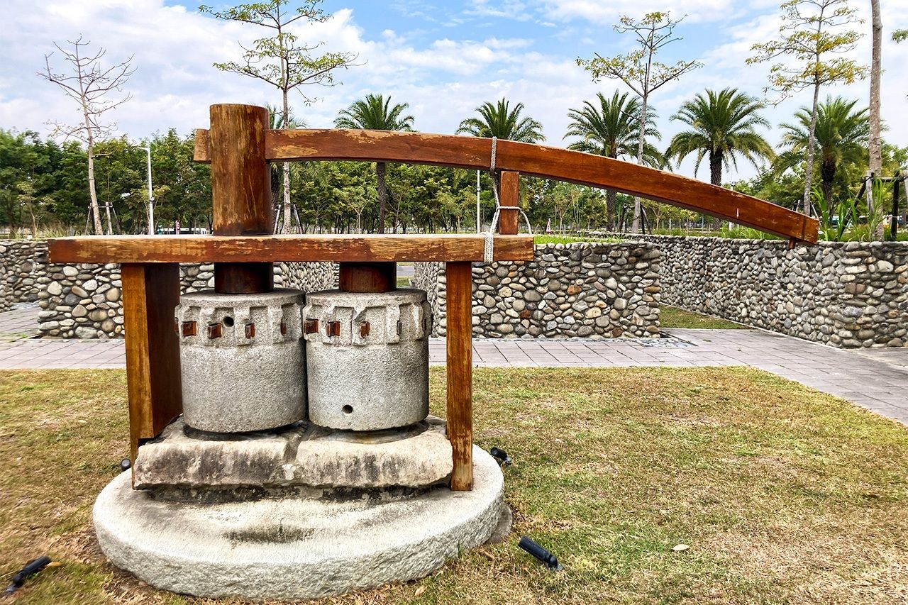 牛に引かせてサトウキビを圧搾した機具。国立台湾史前文化博物館南科考古館にて(筆者撮影)