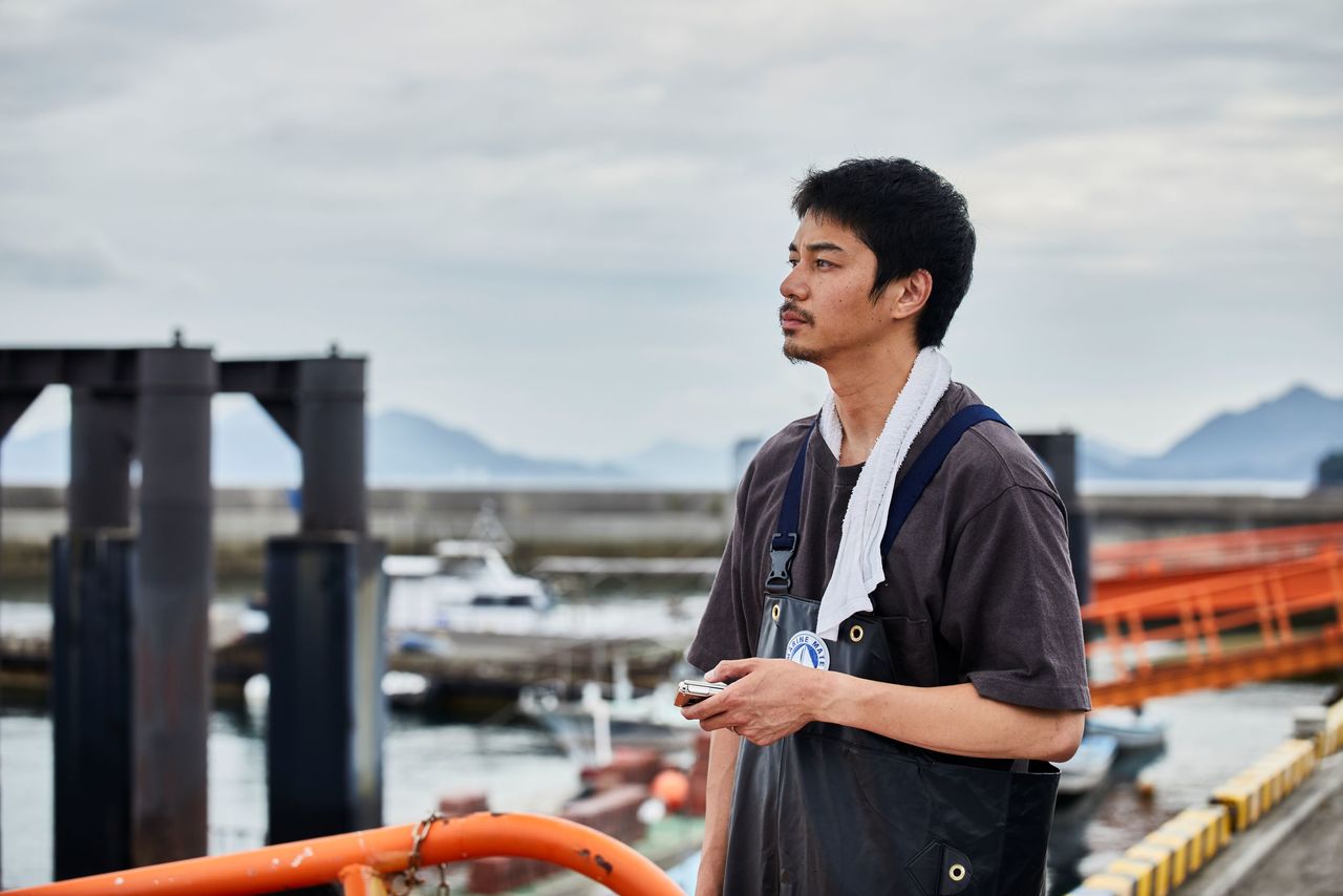 映画『とべない風船』で主人公の漁師を演じる東出昌大　©buzzCrow Inc.