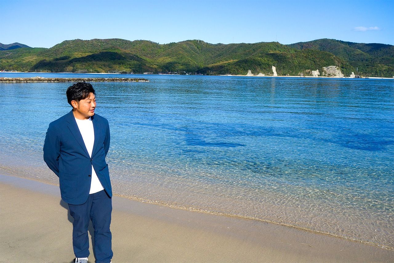 「海士町地域活性化企業人」の肩書を持つ夏川戸大智さんは、町とともに浜辺のグランピング事業を進めている（筆者撮影）