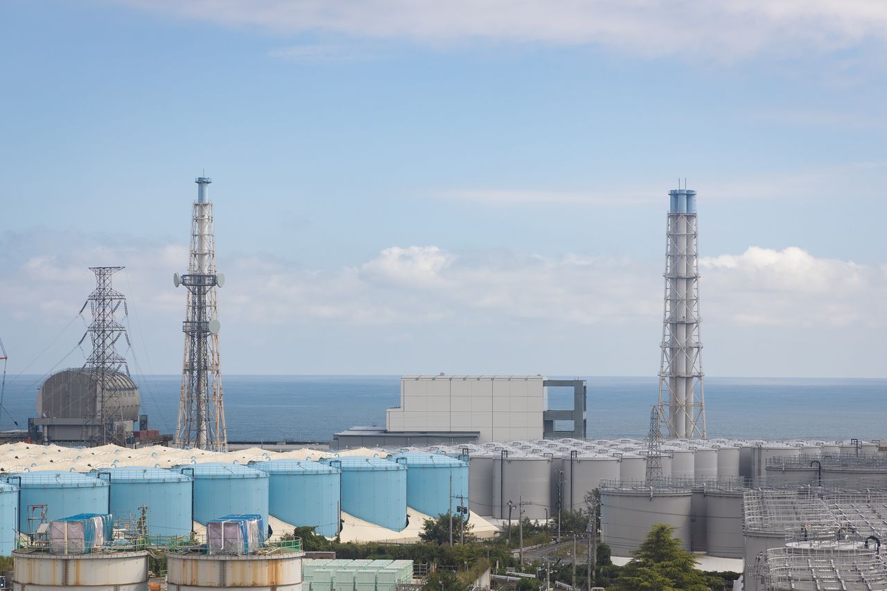 2022年9月末に撮影した福島第1原発。処理水タンクが並ぶ奥に、3号機と4号機の原子炉建屋が見える　写真：筆者撮影