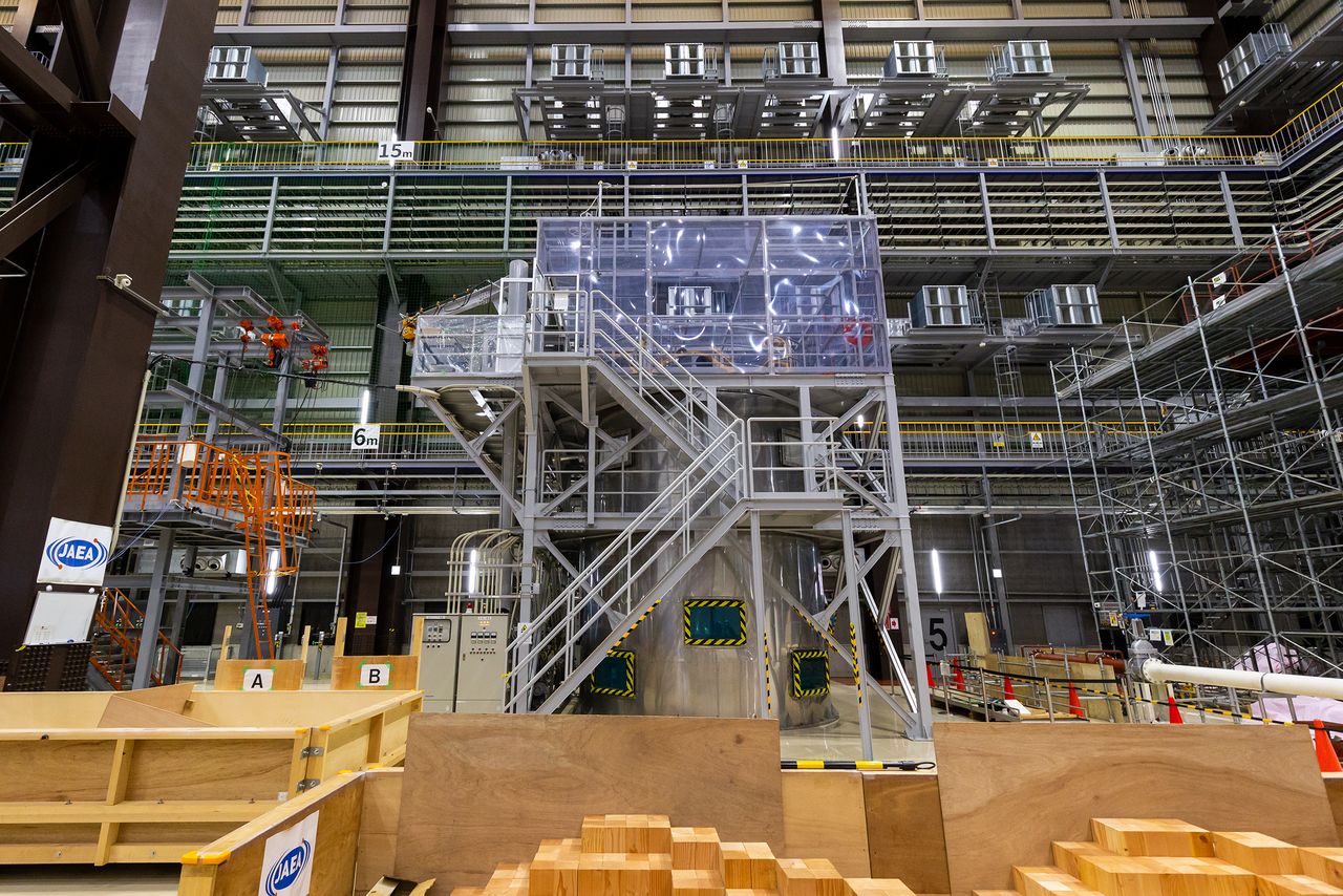 中央がロボット試験用水槽で、左に見えるオレンジの手すりは、原子炉建屋内のさまざまな階段を模擬することが可能な「モックアップ階段」のもの　写真:筆者撮影