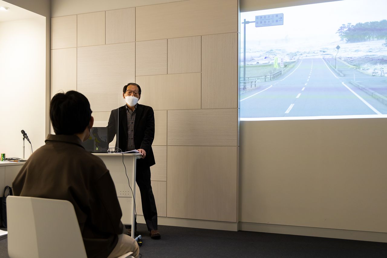 津波の写真を見せながら、被災時の状況をリアルに伝える熊さん