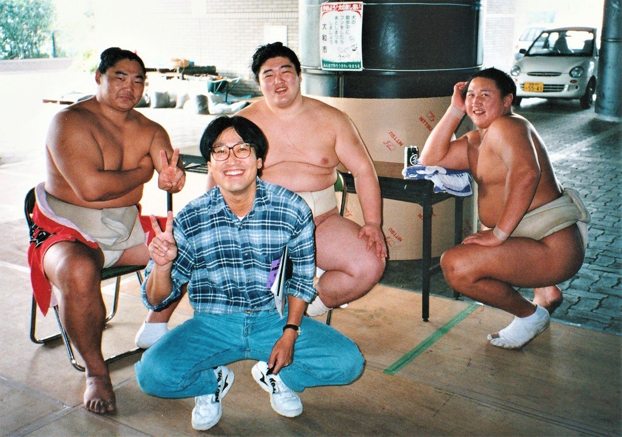1997年10月に行われた秋巡業大和場所（神奈川県大和市）、休憩中の歓談の一コマ。左から旭鷲山、出島、旭天鵬。手前は筆者　筆者提供