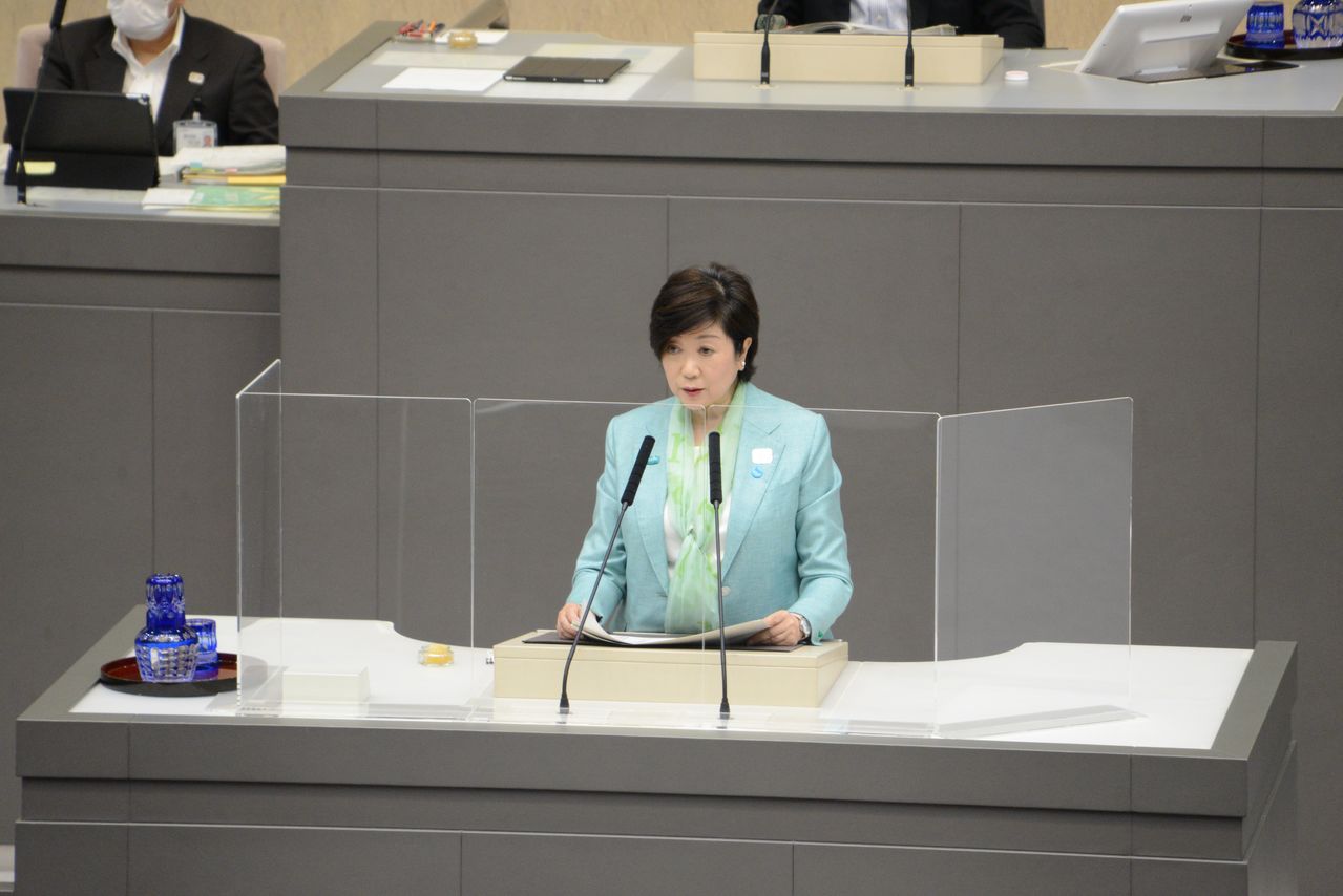 東京都議会で答弁する小池百合子都知事(2020年6月)