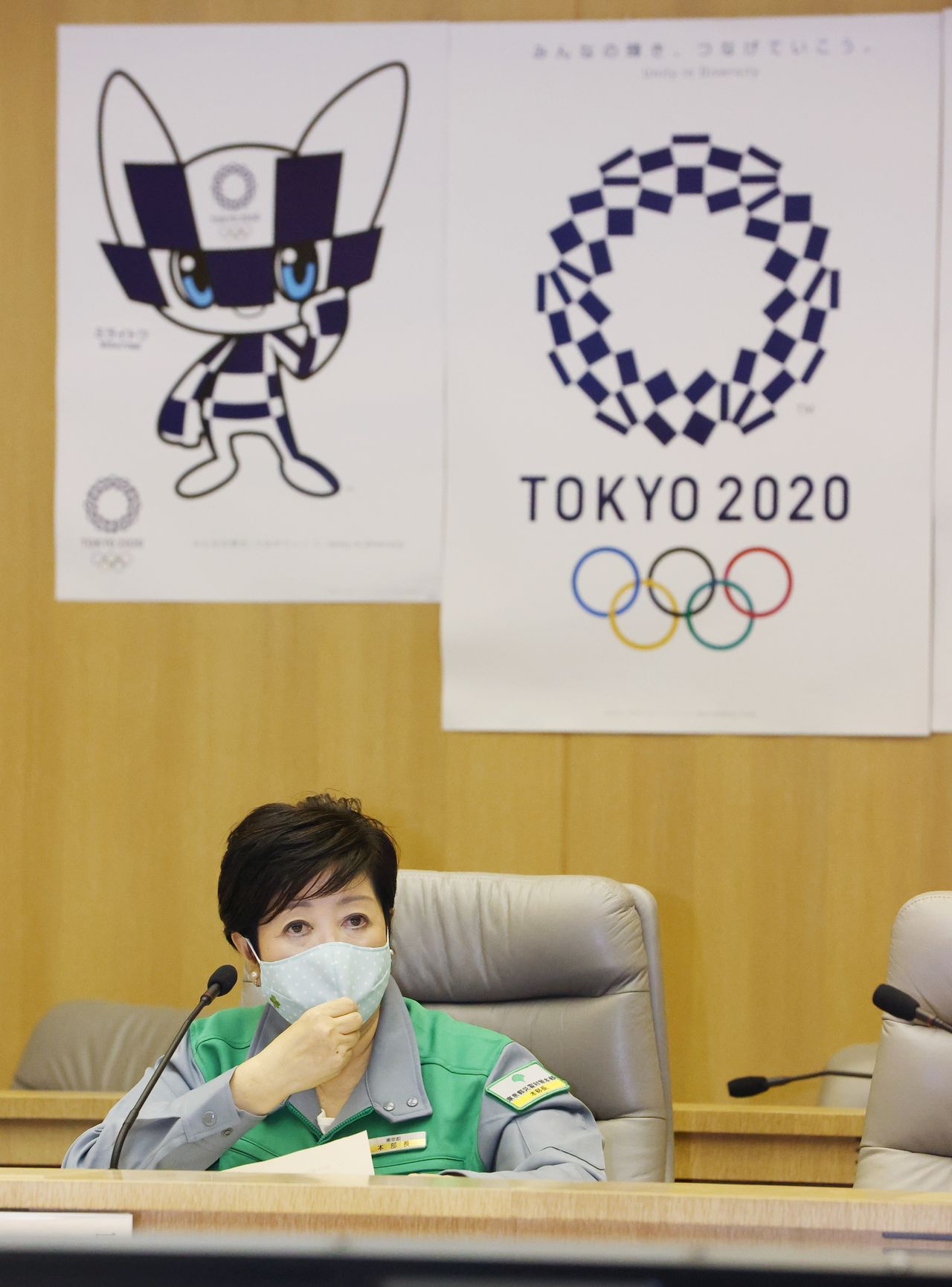 新型コロナウィルス対策本部会議で発言する小池百合子都知事。壁には東京2020のポスターが掲示されている