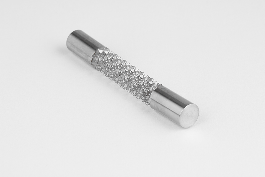 2008年の航空宇宙分野の国際展示会に出展したニッケル合金の加工サンプル(由紀精密提供)