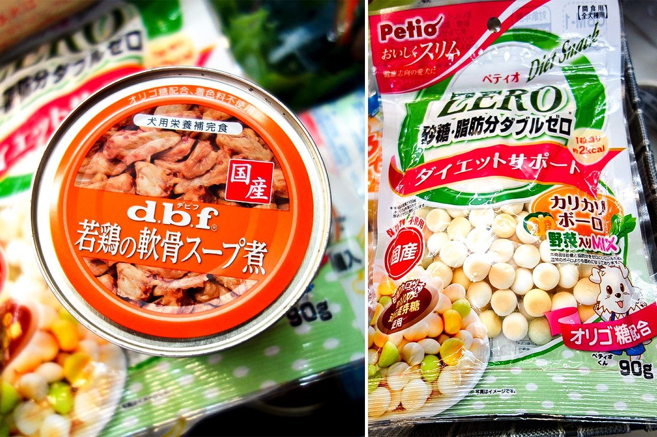 若鳥軟骨スープ煮の缶詰（左）とボーロ（右）。「犬用」との小さな表示を見落とすところだった。こうした商品は慎重に取り除いていく（筆者撮影）