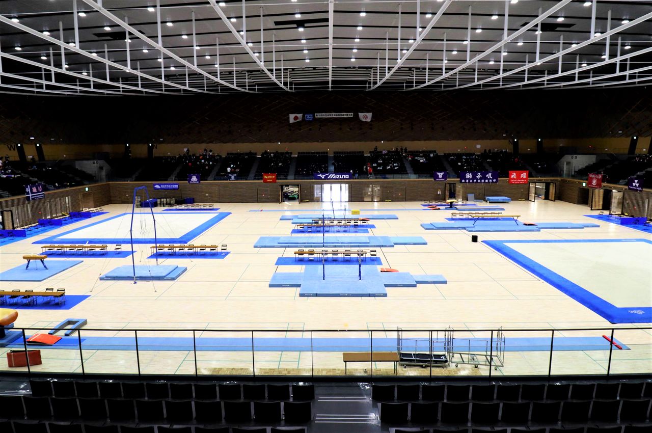 2022年に三重・四日市市総合体育館で開催された全日本学生体操競技選手権の会場風景。セノーの体操器具はあらゆる大会で使用された実績を持つ　写真＝セノー