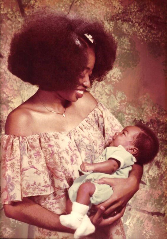 生まれたばかりの息子グリンさんを抱いて（1979年）