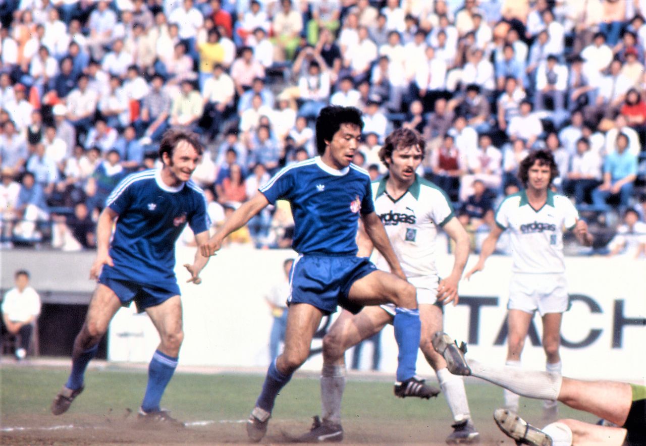 1FCケルン時代、「ジャパンカップ」で来日した奥寺は、日本のファンの前で勇姿を披露した（1978年5月27日、東京・国立競技場） 時事