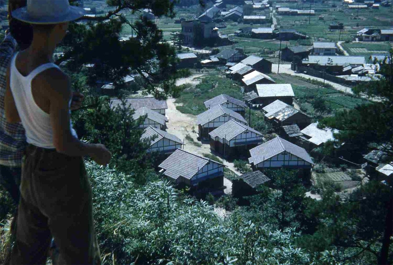 江波二本松の「ヒロシマの家」(中央)。1952年にシュモーが撮影したものとみられる。当時非常に珍しかったカラーのポジフィルムを持参していた(提供・Tomiko Y. Schmoe、所蔵・シュモーに学ぶ会)