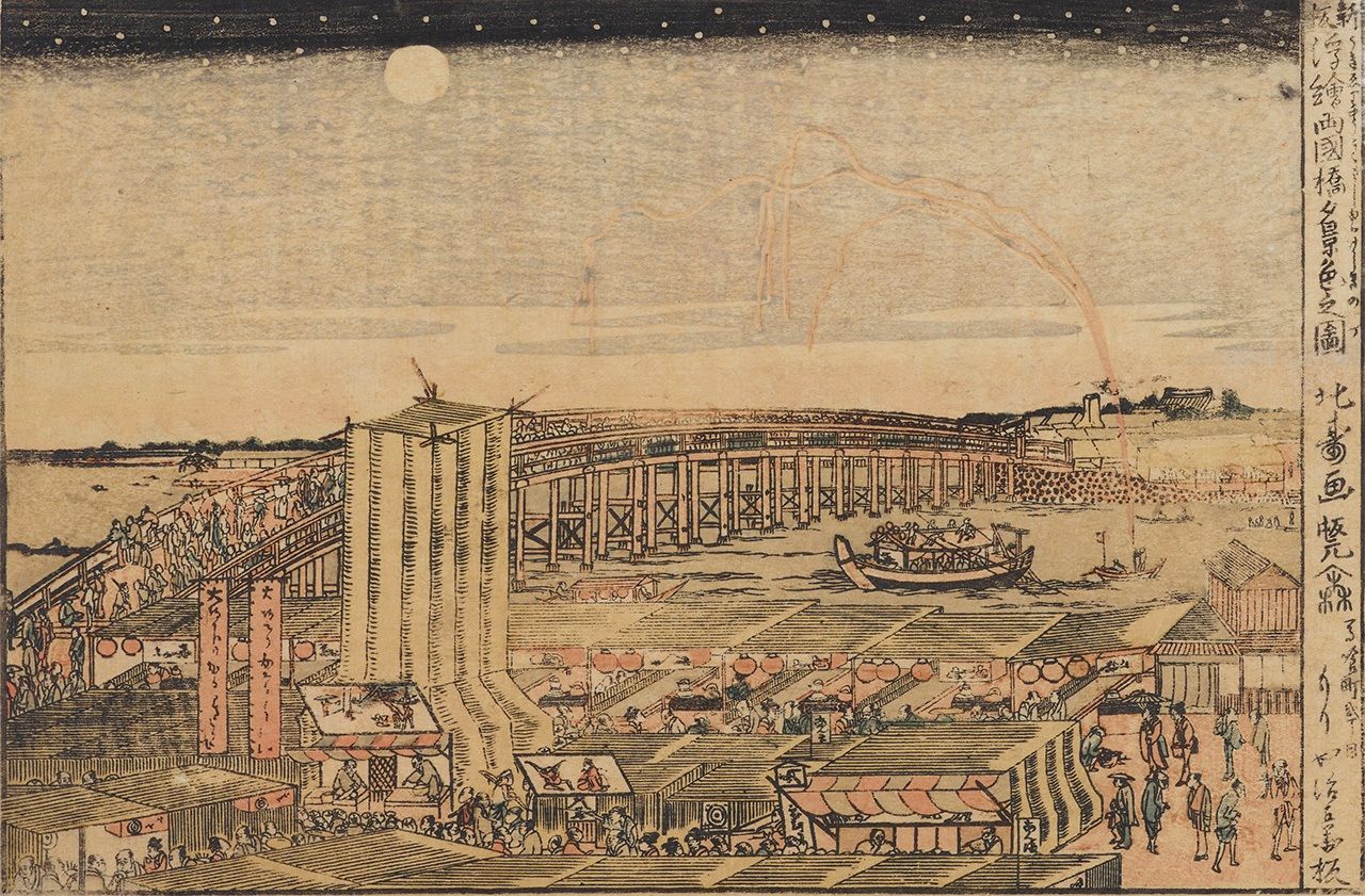 『新板浮絵両國橋夕景色之図』は露店や屋台を手前に、奥に隅田川と花火を描いている。出典：colbase