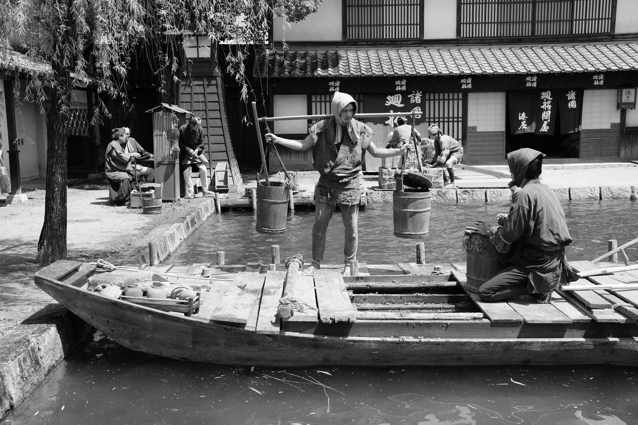 集めた糞尿を運搬する「汚わい船」は、川の遊覧船として使われていた古い木舟をリユース　©2023 FANTASIA