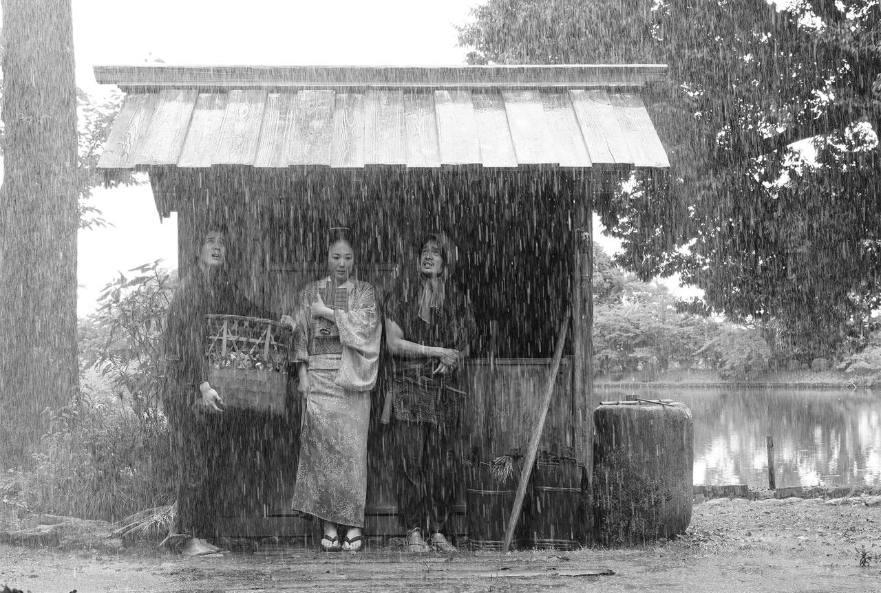 中次、おきく、矢亮の3人が偶然居合わせた厠の軒先で雨宿りする冒頭の場面　©2023 FANTASIA
