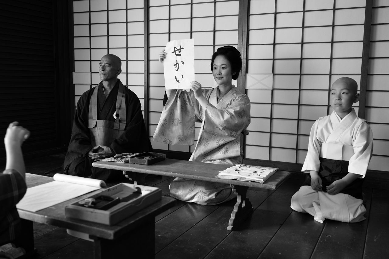 日本が世界に開き始める時代。おきくは寺子屋で読み書きを教える。住職の孝順役に眞木蔵人（左）©2023 FANTASIA