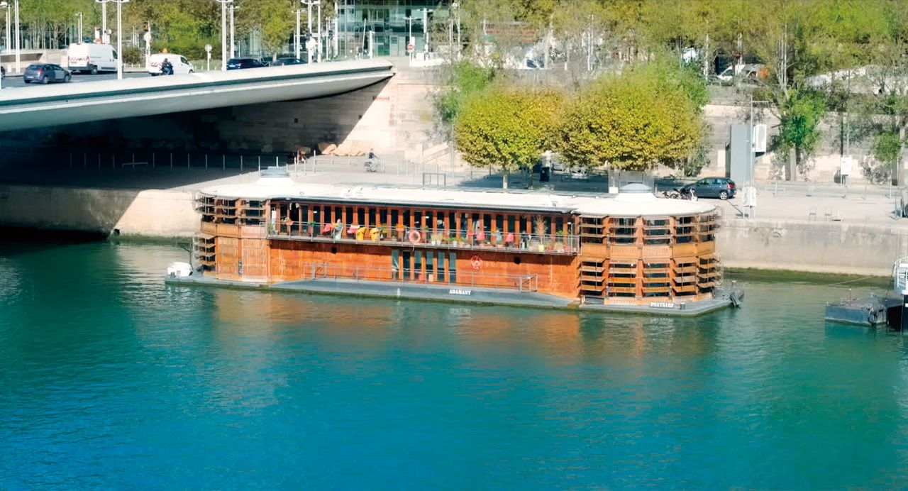 アダマンと河岸の間には細い橋が架かっている © TS Productions, France 3 Cinéma, Longride - 2022
