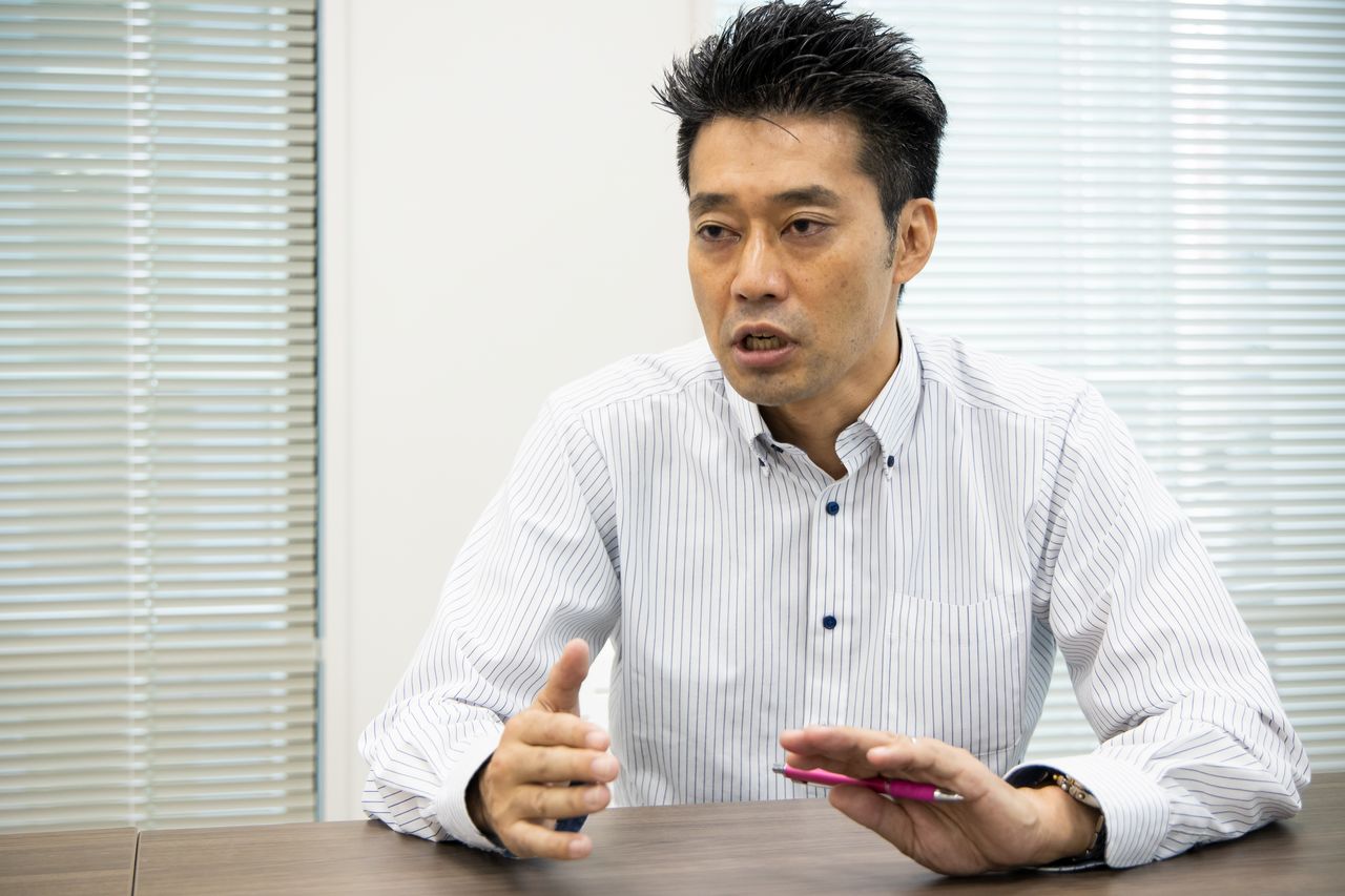 インタビューに応じる「都政新報」の後藤貴智編集長