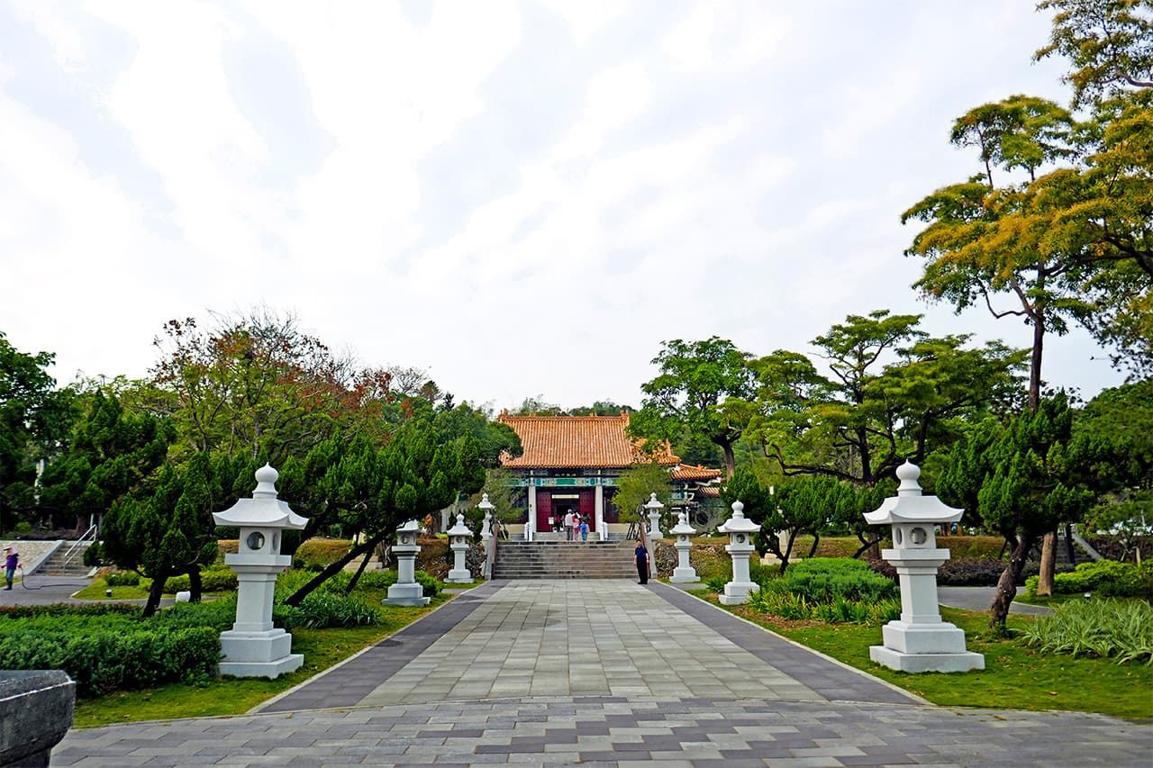日台断交後に中華様式に建て替えられた旧高雄神社の高雄市忠烈祠。神社の痕跡も残っており、日台中の様式が融合した状態となっている。白い石燈籠は2018年に復元された