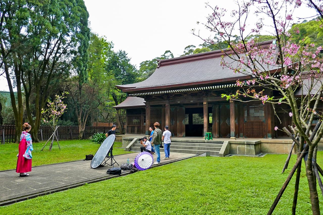 旧桃園神社拝殿（忠烈祠エリア）で和服を着て撮影する人たち。日本統治時代の建物はコスプレ撮影や結婚式の前撮りでも人気だ