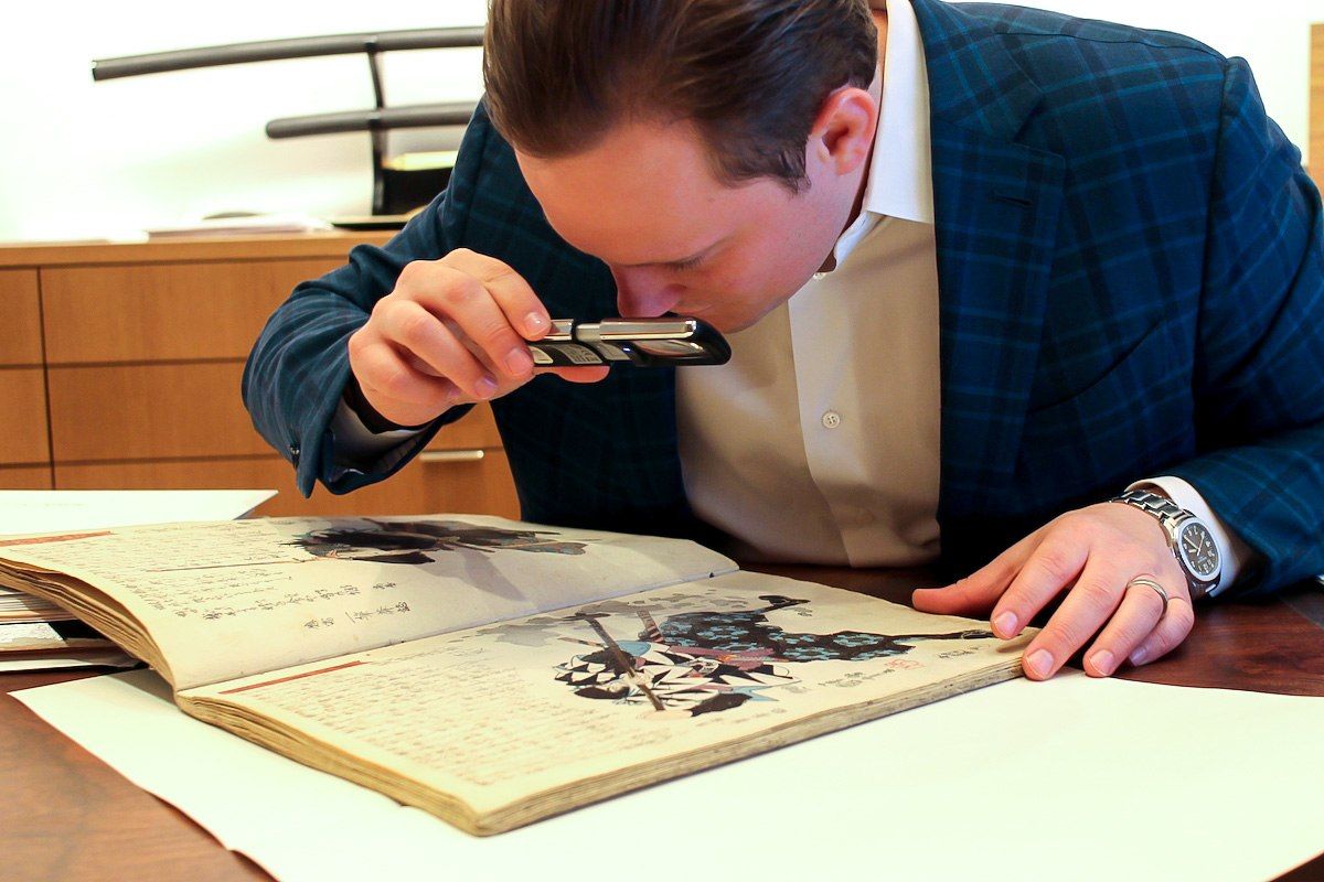 江戸末期1847年の歌川国芳の作品『誠忠義士伝 間勢孫四郎正辰』を見るデービッドさん ©安部かすみ