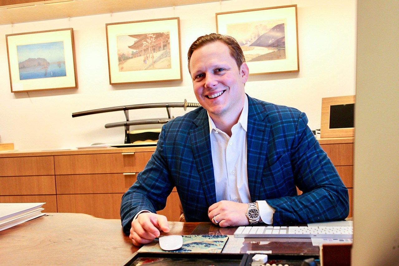 日本の装飾品が飾られたオフィスにて。以前は定期的に訪日していたがコロナ禍で途絶えた。「今年の秋ごろに再び日本を訪れたい」と語った。 ©安部かすみ