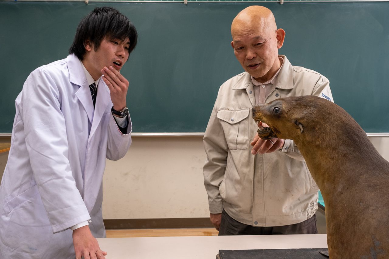 課題研究当時は師弟関係だった鈴木先生（右）と正田先生（左）©Michiko HAYASHI