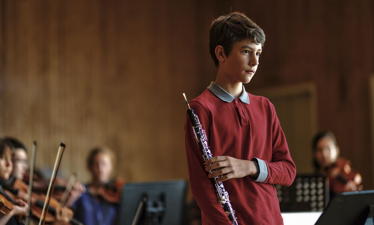 レミ(グスタフ・ドゥ・ワエル)はおとなしいが、その表情は凛々(りり)しく、意志を感じさせる © Menuet / Diaphana Films / Topkapi Films / Versus Production 2022