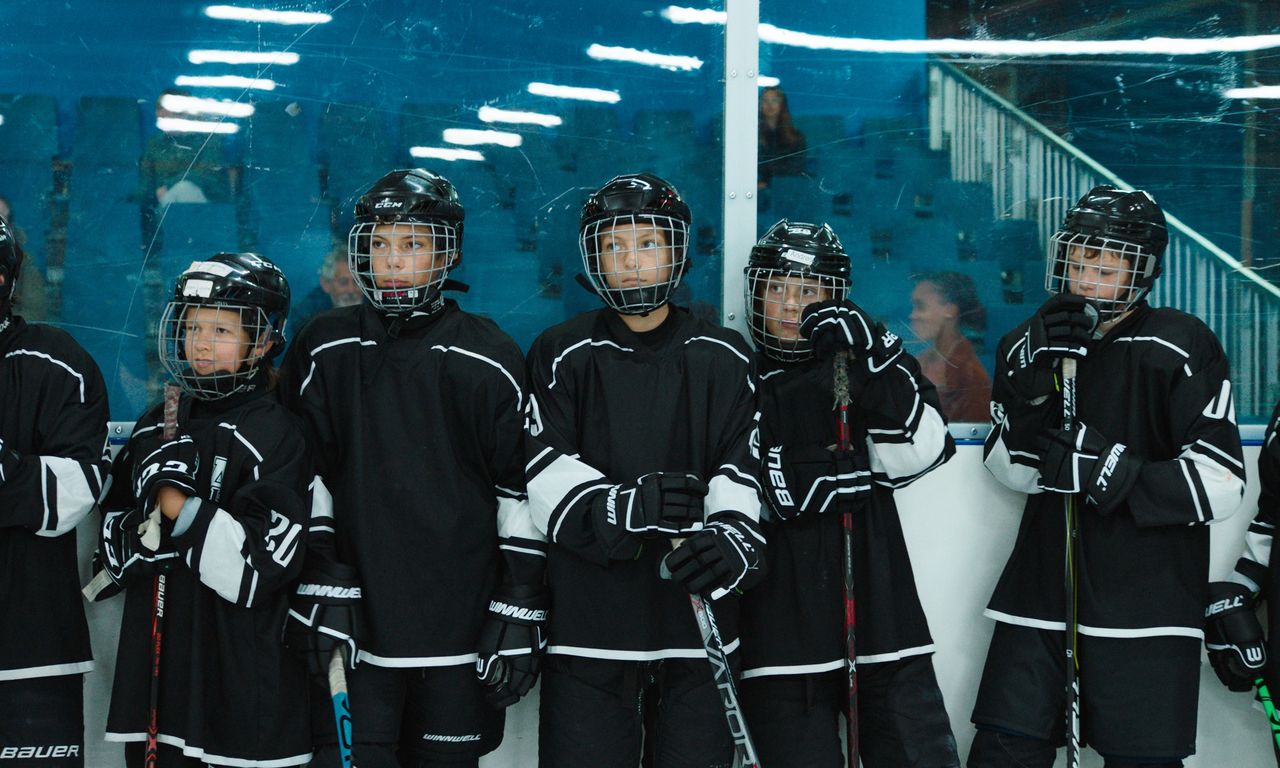 事件のあと、レオはアイスホッケーの練習に打ち込むが…… © Menuet / Diaphana Films / Topkapi Films / Versus Production 2022