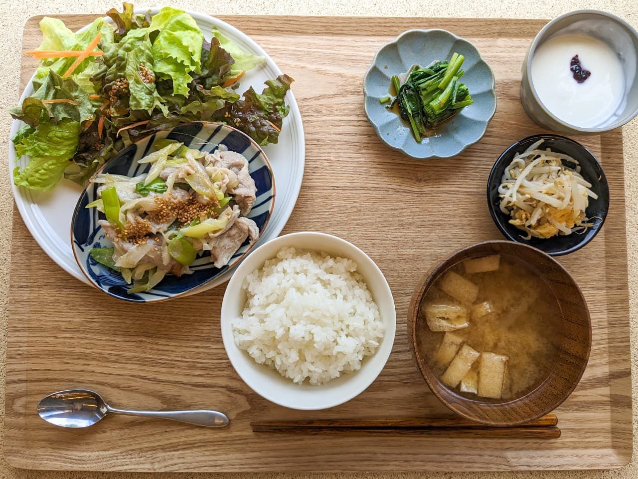 右上の青い小皿にのっているのが春菊のお浸し