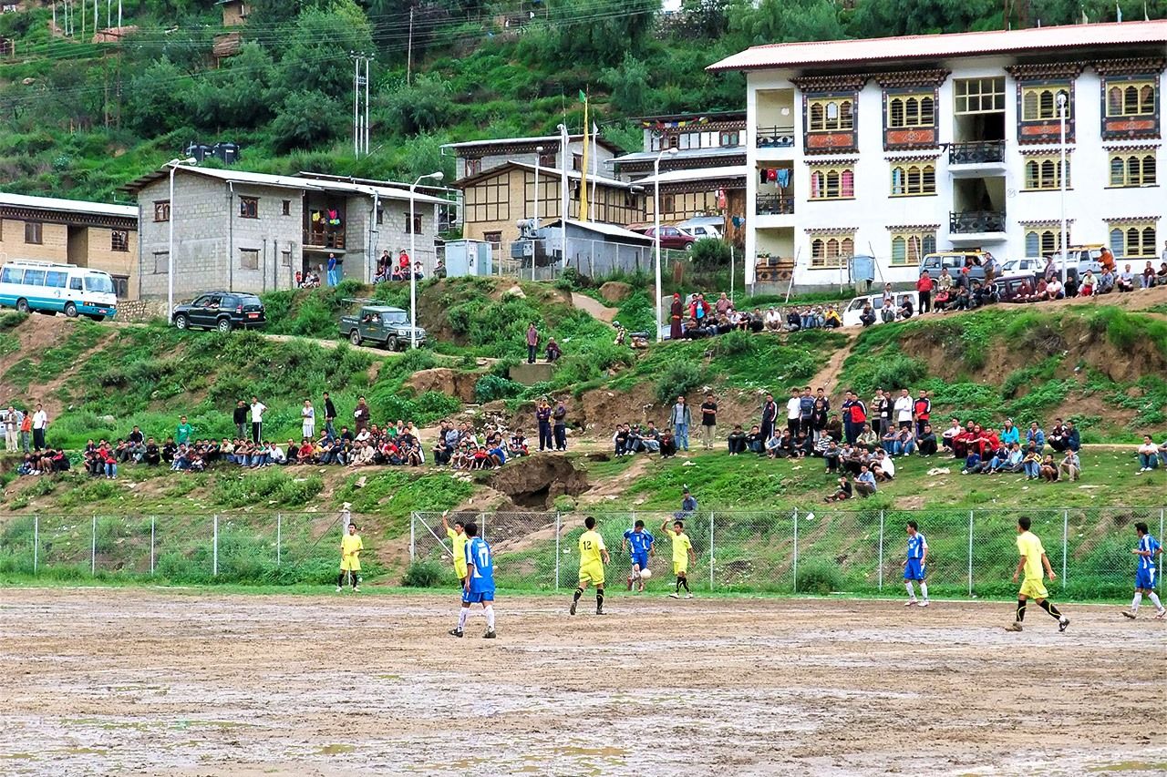 2008年頃、国内に1面しかないサッカーグラウンドで公式戦を戦う、ブータン・ナショナルリーグ（当時）の選手たち　行徳氏提供