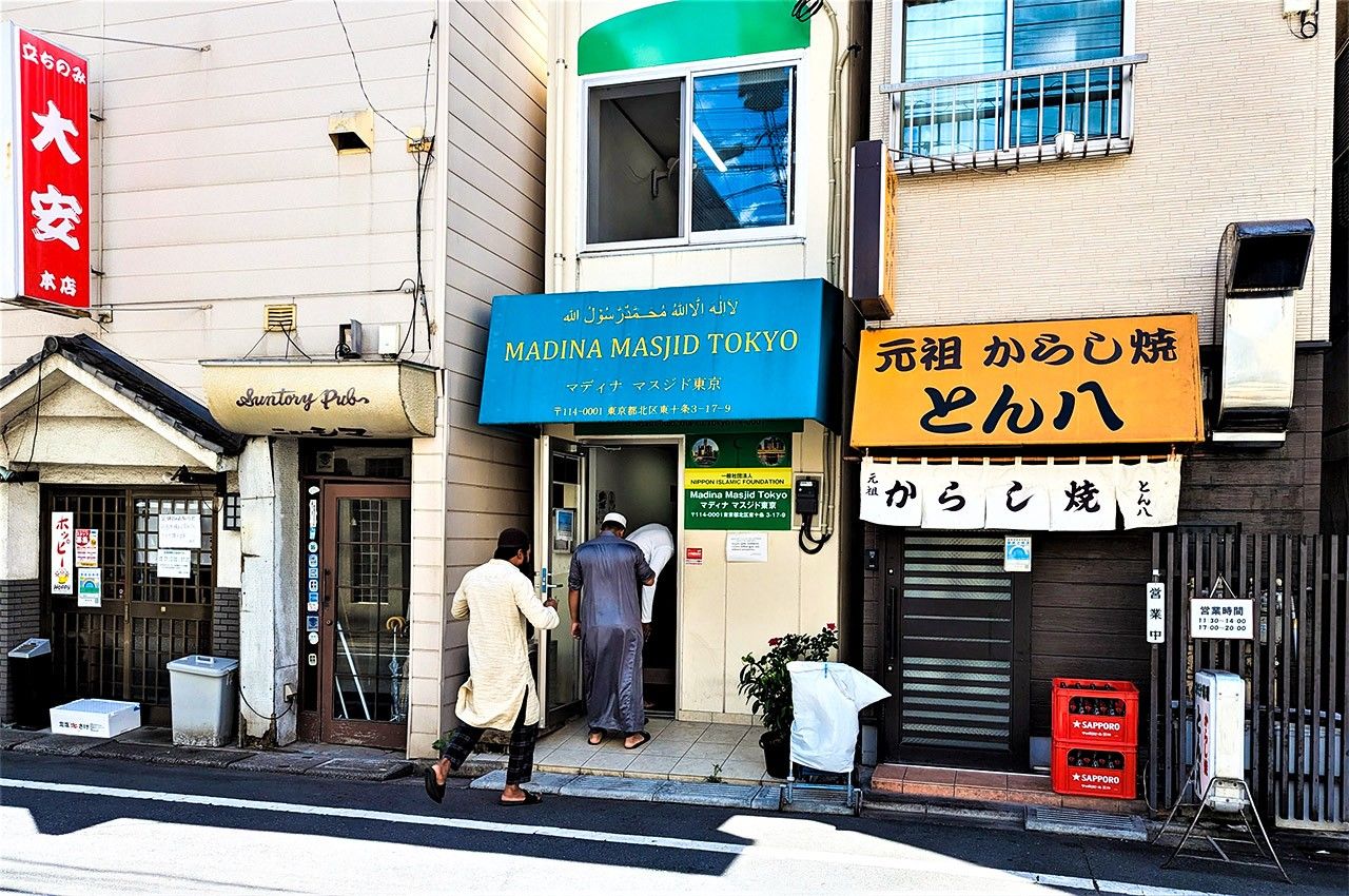 商店街に紛れるようにひっそり存在するモスク「マディナ・マスジド東京」　写真：熊崎敬