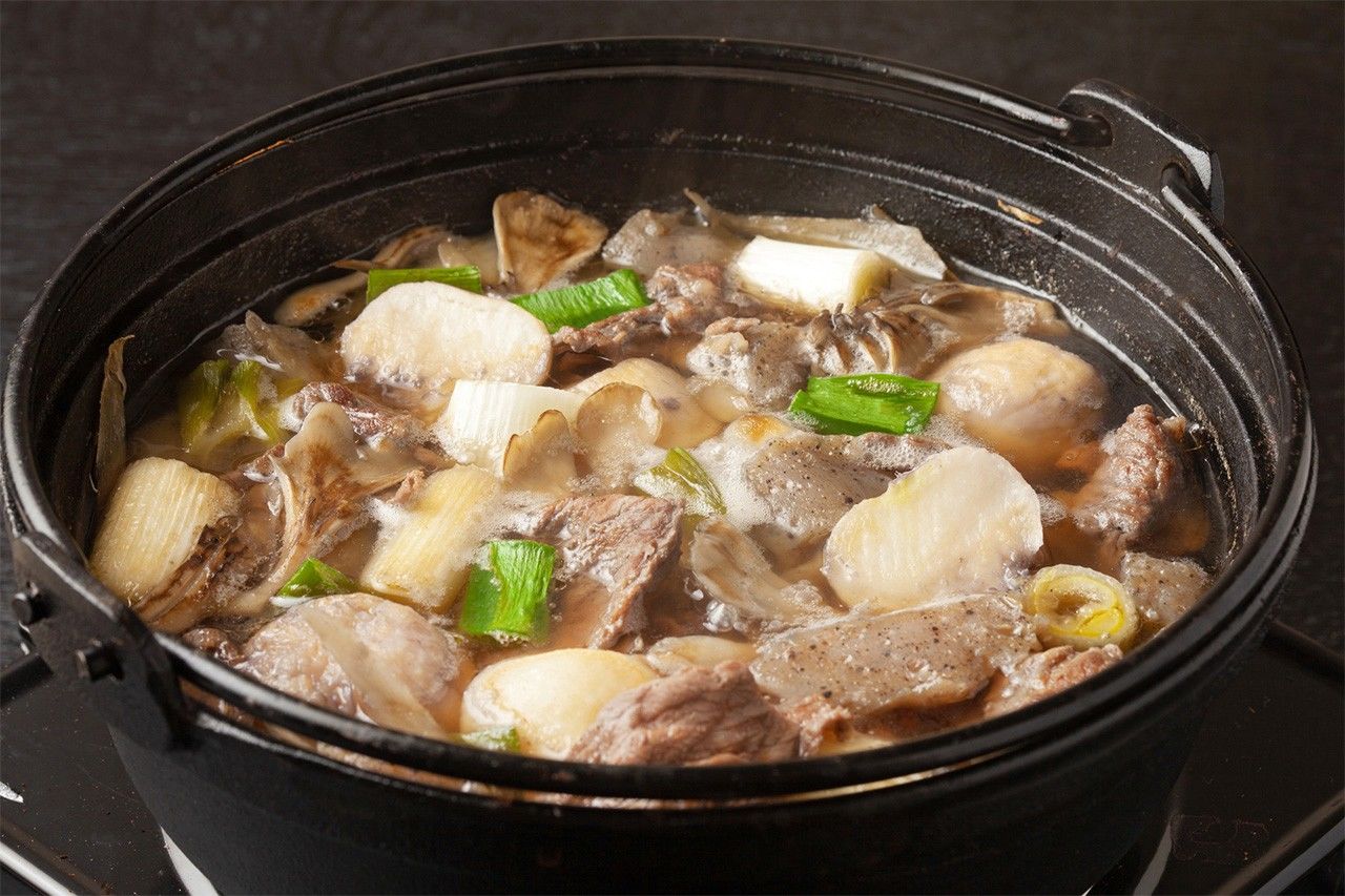 しょうゆで煮込んだ芋煮(PIXTA)