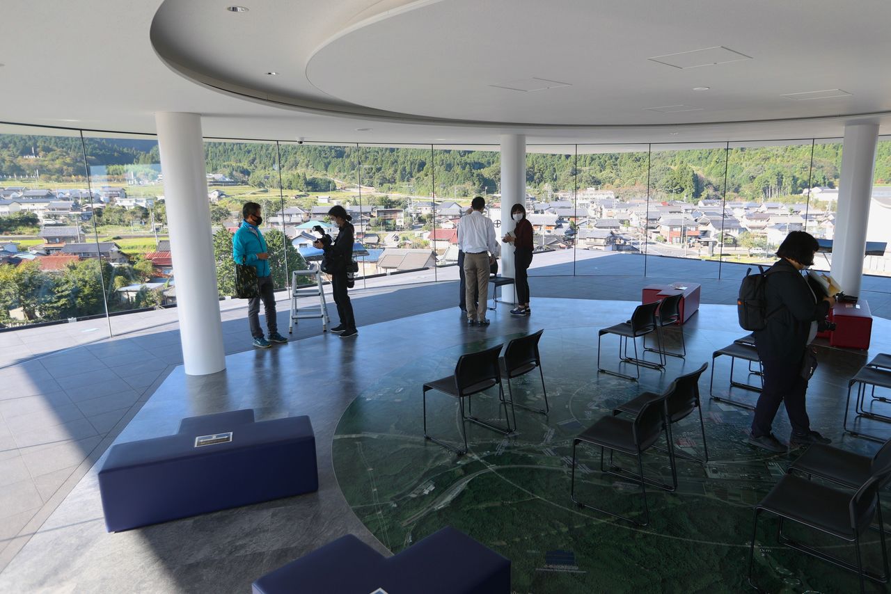 2020年10月にオープンした「岐阜関ケ原古戦場記念館」の展望室からは、合戦の舞台を一望できる 時事