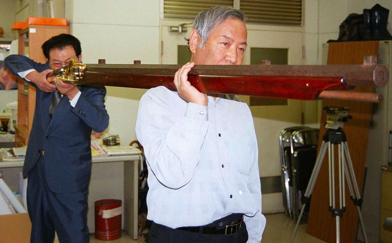 関ヶ原の戦いには多くの火縄銃が投入され、名将も銃撃により死傷した。写真は2001年4月に関ケ原町の民家で見つかった全長2.3mの火縄銃を復元したもの 時事