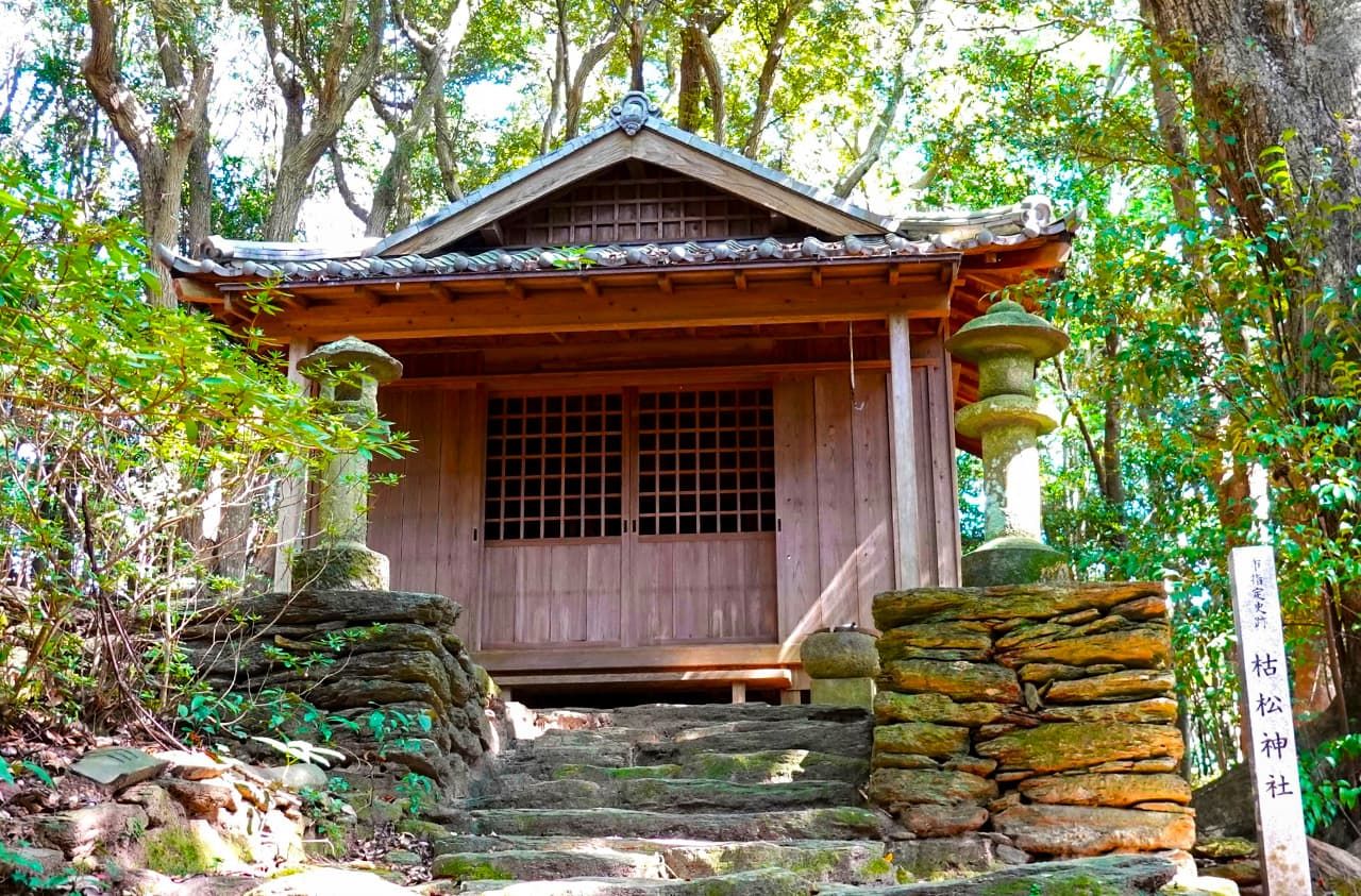 枯松神社の社殿。最初の正式な社殿は1938年に建てられ、現在の社殿は2003年に建て替えたもの。内部に2つの祠がある　写真：天野久樹