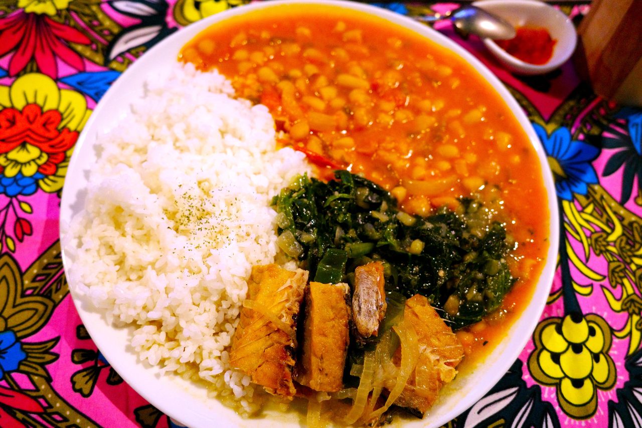 舞さんの思い出の味でもある「マデス、ンドゥンダとマカヤブのセット」 写真:熊崎敬