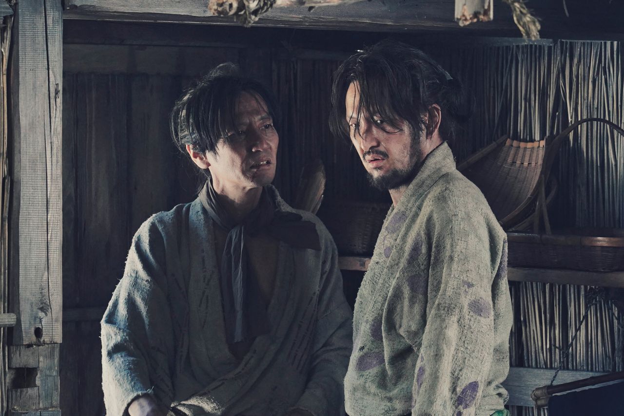 成り上がりを目指す百姓の難波茂助(中村獅童・右)と為三(津田寛治・左) ©2023 KADOKAWA ©T.N GON Co.,Ltd.