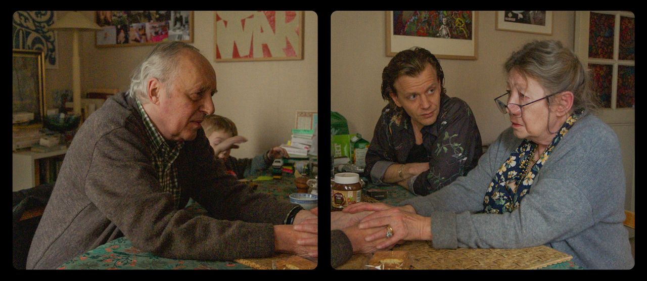 高齢の両親と離れ、幼い子どもを育てる元ヘロイン中毒の息子をアレックス・ルッツが演じる © 2021 RECTANGLE PRODUCTIONS – GOODFELLAS – LES CINEMAS DE LA ZONE - KNM – ARTEMIS PRODUCTIONS – SRAB FILMS – LES FILMS VELVET – KALLOUCHE CINEMA