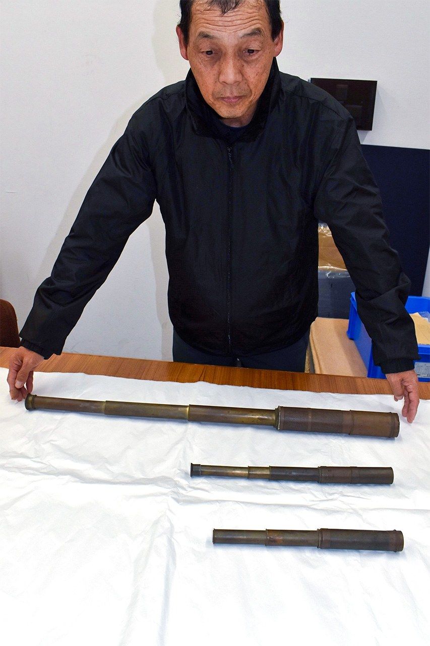 望遠鏡を手にする、『旗振り山』著者の柴田昭彦氏