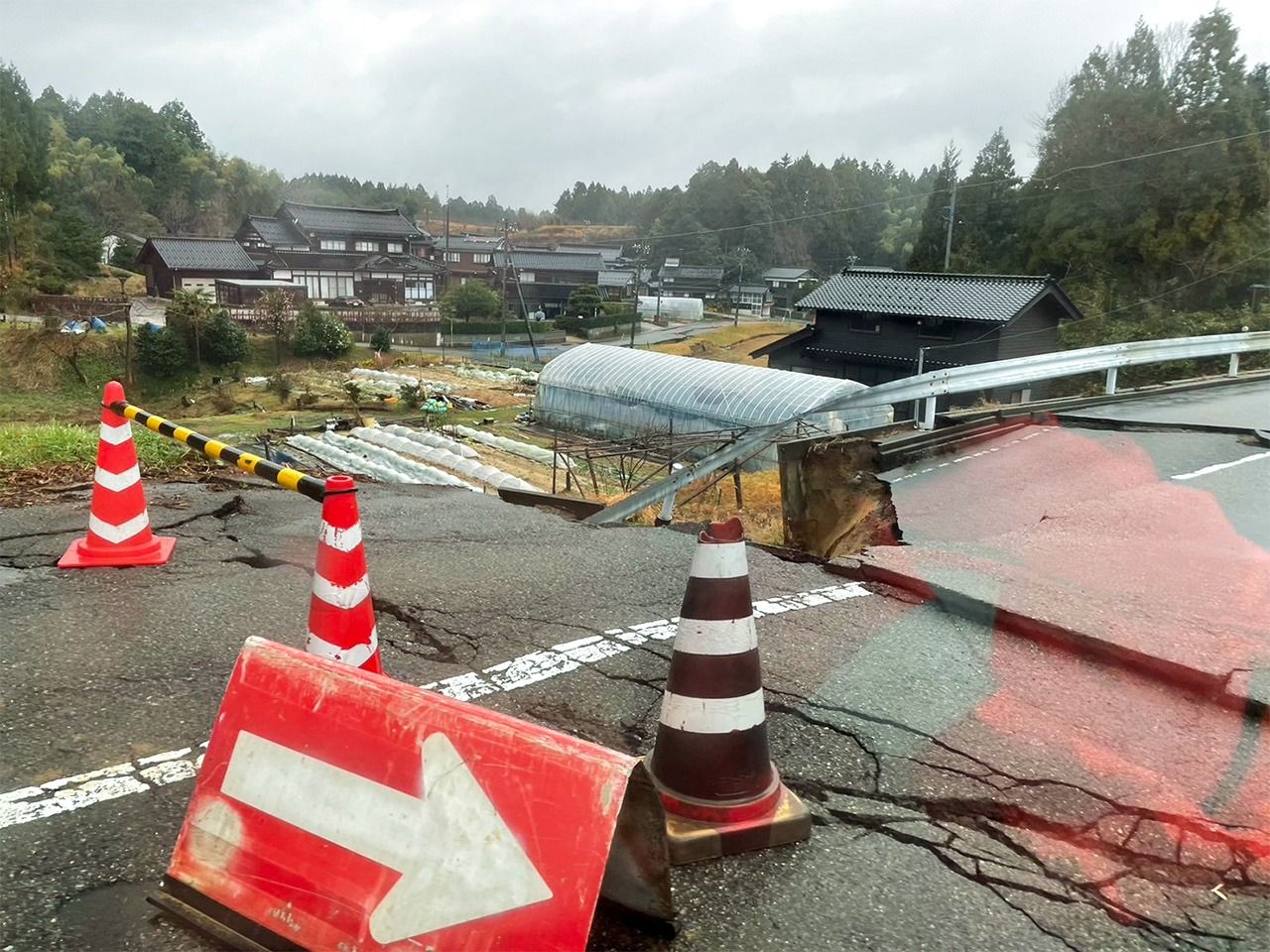 金沢から輪島に向かう道はひび割れ、民家の敷地内をうかいして通るよう誘導された
