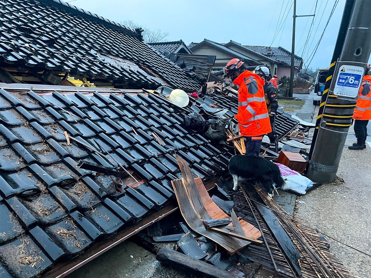 消防士から部屋の中の様子を聞き取る(輪島市門前町)