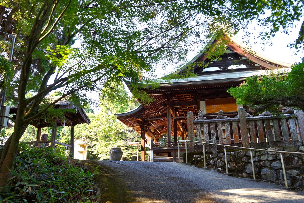 榊山八幡神社の本殿。境内には酒造りの守り神を祀る松尾神社が立つ　写真：浮田泰幸