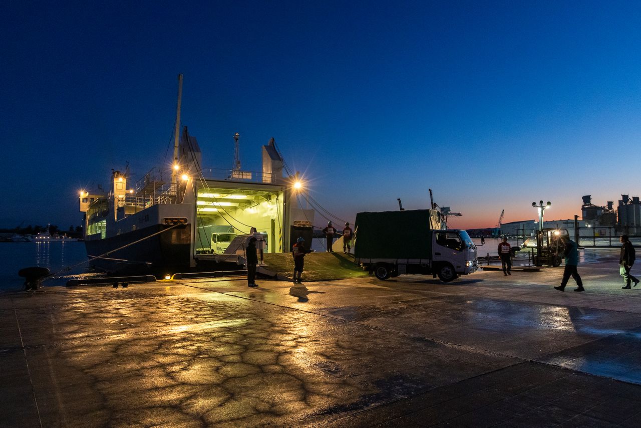 氷点下の金沢港で、支援物資を積んだトラックの乗り入れ作業が進む