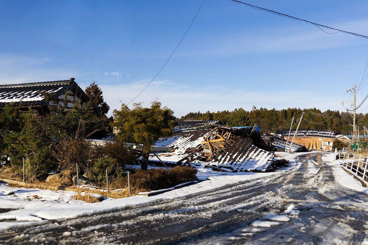 車窓から撮影した地震の爪痕