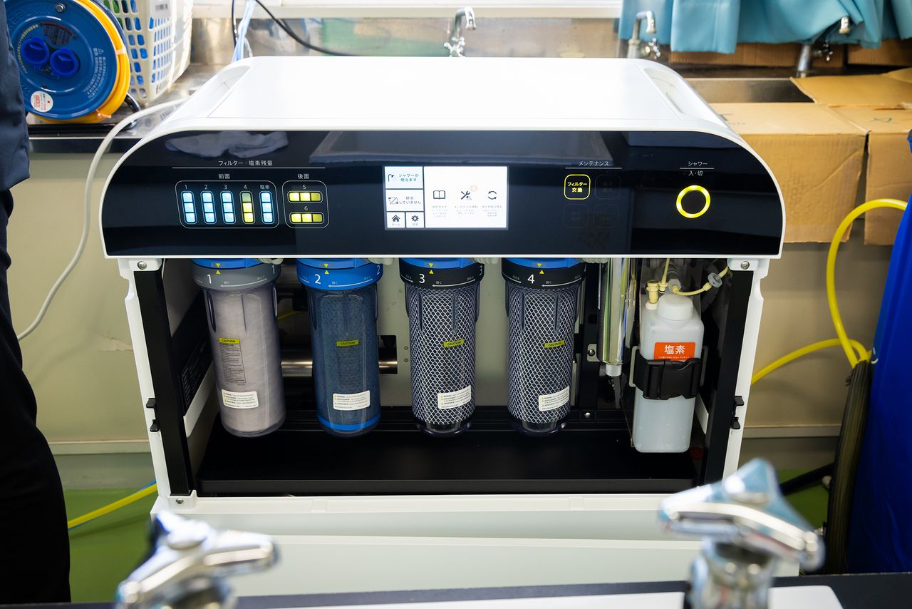 「WOTA BOX」の内部。シャワーの排水を6つのフィルターを通すことで、口や目に入っても問題ないレベルまでろ過できる