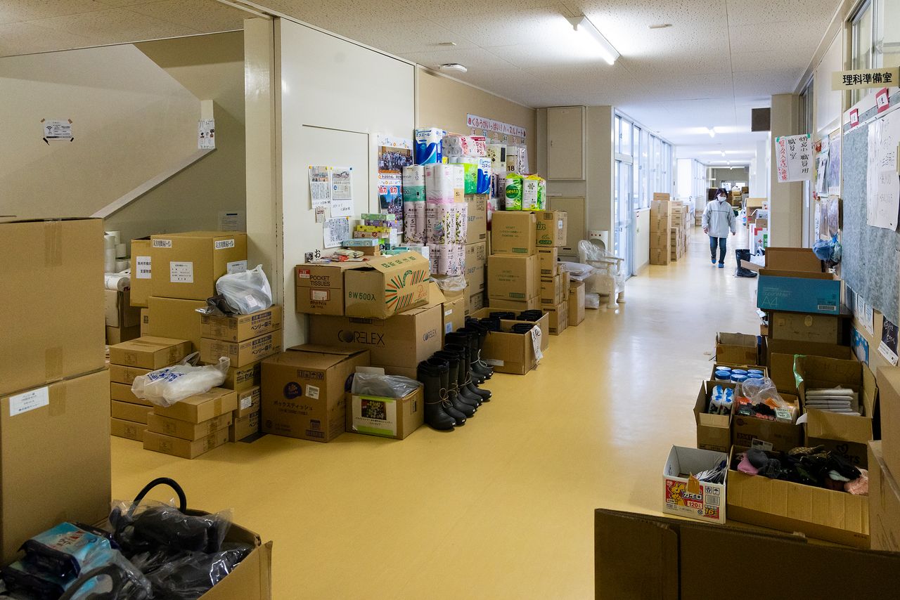 支援物資はじゅうぶんだと言う人もいたが、当然、快適な生活からは程遠い