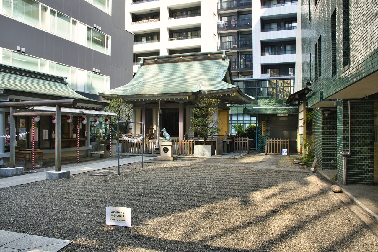 渋谷駅のすぐ近く、ビルに囲まれてひっそりとたたずむ宮益御嶽神社（PIXTA）