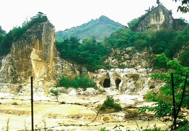 17世紀初頭に李参平が発見した泉山磁石場は「有田焼」400年の歴史の原点(2001年4月29日、佐賀県有田町)=評者撮影