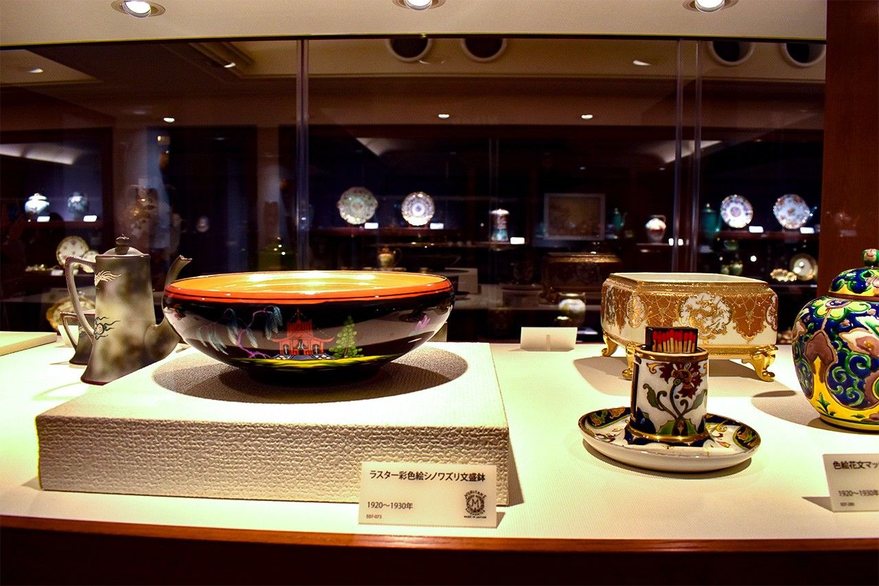 ノリタケミュージアムで展示されている「オールドノリタケ」の逸品(2024年1月6日)=評者撮影