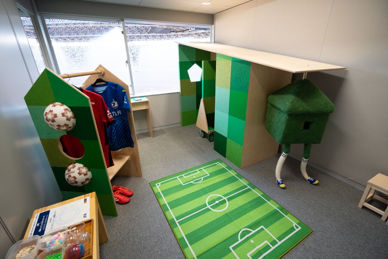 感覚過敏の子どもたちとその家族が安心してサッカーが観戦できるように、日本サッカー協会（JFA）とDOORとが企画・発案し、天皇杯決勝戦の際に設置した国立競技場の「センサリールーム」（写真提供：東京藝術大学DOOR）